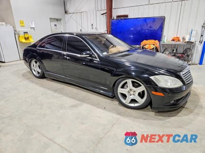 Czwarte zdjęcie samochodu z boku: 2007 MERCEDES-BENZ S 550 VIN:WDDNG71X07A089424 - miniatura