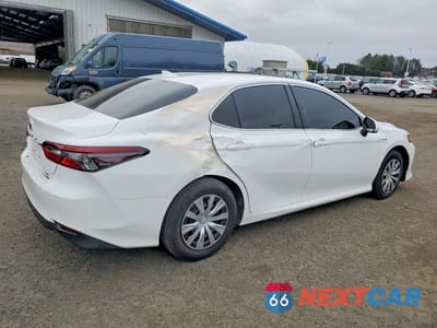 Trzecie zdjęcie samochodu z tyłu: 2021 TOYOTA CAMRY HYBRID LE VIN:4T1C31AKXMU556286 - miniatura