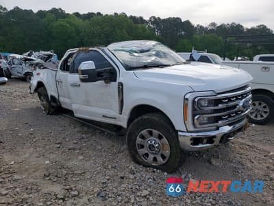 Czwarte zdjęcie samochodu z boku: 2023 FORD F250 SUPER DUTY VIN:1FT8W2BT3PED88424 - miniatura