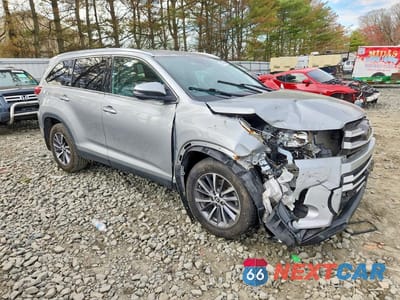 Czwarte zdjęcie samochodu z boku: 2019 TOYOTA HIGHLANDER XLE VIN:5TDJZRFH6KS588840 - miniatura
