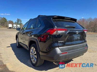 Trzecie zdjęcie samochodu z tyłu: 2021 TOYOTA RAV4 XLE PREMIUM VIN:2T3A1RFV4MC241684 - miniatura