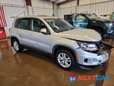 Czwarte zdjęcie samochodu z boku: 2013 VOLKSWAGEN TIGUAN S VIN:WVGAV3AX6DW562468 - miniatura
