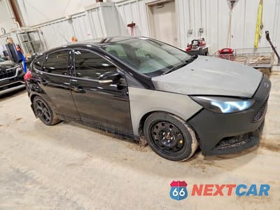 Czwarte zdjęcie samochodu z boku: 2017 FORD FOCUS ST VIN:1FADP3L91HL306777 - miniatura