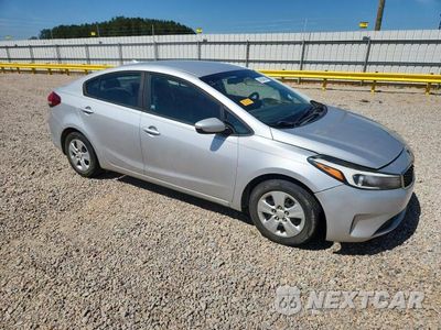 Czwarte zdjęcie samochodu z boku: 2017 KIA FORTE LX VIN:3KPFL4A79HE134884 - miniatura
