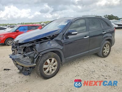 2013 KIA SORENTO LX 5XYKT3A61DG415235 - główne zdjęcie licytacji z USA - miniatura