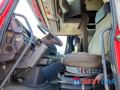 Piąte zdjęcie samochodu w środku: 2015 VOLVO VNL SEMI TRUCK VIN:4V4NC9EJ4FN183258 - miniatura