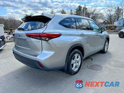 Trzecie zdjęcie samochodu z tyłu: 2022 TOYOTA HIGHLANDER HYBRID LE VIN:5TDBBRCH9NS555235 - miniatura
