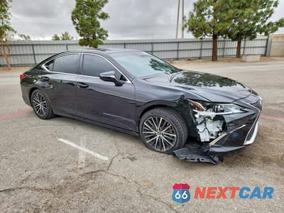Czwarte zdjęcie samochodu z boku: 2023 LEXUS ES 350 BASE VIN:58ADZ1B17PU145773 - miniatura