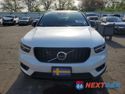 Piąte zdjęcie samochodu w środku: 2019 VOLVO XC40 T5 R-DESIGN VIN:YV4162UM9K2150463 - miniatura