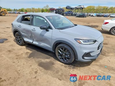 Czwarte zdjęcie samochodu z boku: 2025 HONDA HR-V SPORT VIN:3CZRZ2H51SM705344 - miniatura