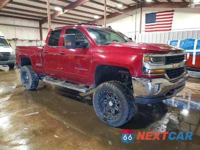 Czwarte zdjęcie samochodu z boku: 2018 CHEVROLET SILVERADO K1500 LT VIN:1GCVKREC5JZ363611 - miniatura