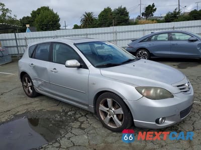 Czwarte zdjęcie samochodu z boku: 2004 MAZDA 3 HATCHBACK VIN:JM1BK343341113966 - miniatura