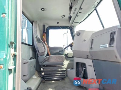Piąte zdjęcie samochodu w środku: 2017 MACK CXU612 SEMI TRUCK VIN:1M1AW01X3HM009780 - miniatura