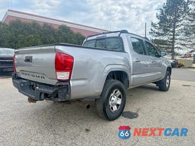 Czwarte zdjęcie samochodu z boku: 2016 TOYOTA TACOMA SR VIN:5TFAX5GNXGX065163 - miniatura