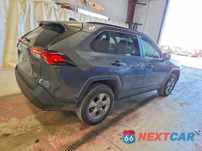 Trzecie zdjęcie samochodu z tyłu: 2025 TOYOTA RAV4 XLE VIN:2T3P1RFV6SW615363 - miniatura