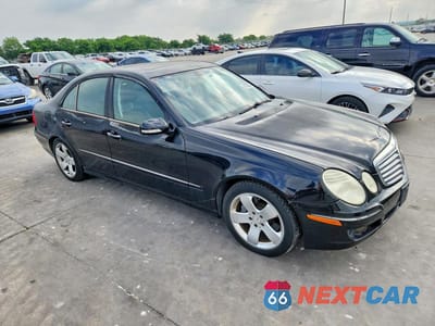 Czwarte zdjęcie samochodu z boku: 2007 MERCEDES-BENZ E 550 VIN:WDBUF72X27A999002 - miniatura