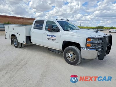Czwarte zdjęcie samochodu z boku: 2019 CHEVROLET SILVERADO HD UTILITY / SERVICE TRUC VIN:1GB4KWCY0KF138643 - miniatura