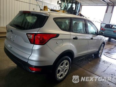 Trzecie zdjęcie samochodu z tyłu: 2019 FORD ESCAPE S VIN:1FMCU0F77KUA68616 - miniatura