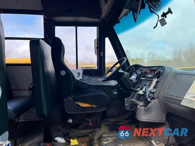 Piąte zdjęcie samochodu w środku: 2015 FREIGHTLINER CHASSIS B2B VIN:4UZABRDU7FCGJ8499 - miniatura