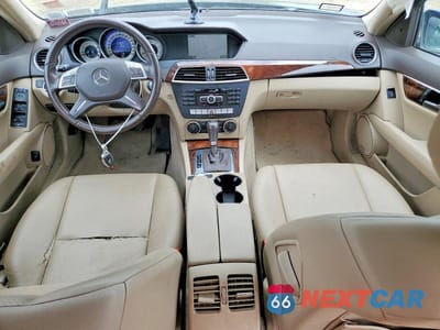 Zdjęcie 8 z 12 samochodu: 2013 MERCEDES-BENZ C 300 4MATIC VIN:WDDGF8AB9DR282044 - miniatura