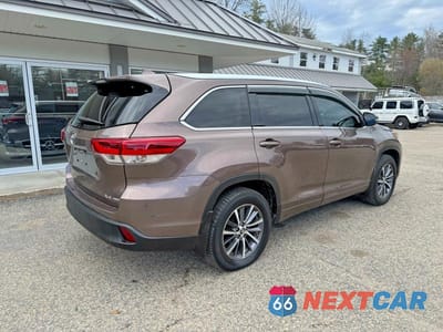 Czwarte zdjęcie samochodu z boku: 2018 TOYOTA HIGHLANDER XLE VIN:5TDJZRFH0JS905980 - miniatura