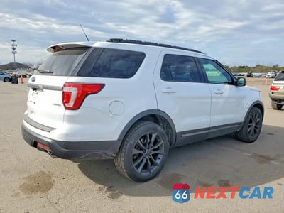 Trzecie zdjęcie samochodu z tyłu: 2019 FORD EXPLORER XLT VIN:1FM5K8D82KGB00797 - miniatura