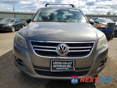 Piąte zdjęcie samochodu w środku: 2011 VOLKSWAGEN TIGUAN S VIN:WVGBV7AX7BW545977 - miniatura