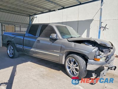 Czwarte zdjęcie samochodu z boku: 2002 CHEVROLET SILVERADO C1500 VIN:2GCEC19V921350087 - miniatura