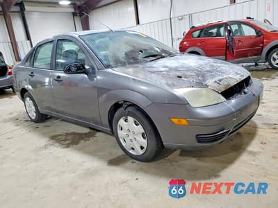 Czwarte zdjęcie samochodu z boku: 2005 FORD FOCUS ZX4 VIN:1FAHP34N65W110096 - miniatura