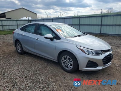 Czwarte zdjęcie samochodu z boku: 2019 CHEVROLET CRUZE LS VIN:1G1BC5SM8K7132665 - miniatura
