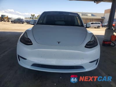 Piąte zdjęcie samochodu w środku: 2021 TESLA MODEL Y VIN:5YJYGAEE8MF252014 - miniatura