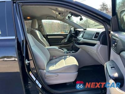 Piąte zdjęcie samochodu w środku: 2019 TOYOTA HIGHLANDER LE VIN:5TDBZRFH5KS956963 - miniatura