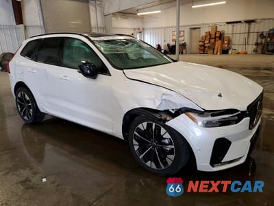 Czwarte zdjęcie samochodu z boku: 2026 VOLVO XC60 PLUS VIN:YV4M12RC9T1365327 - miniatura
