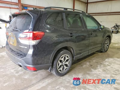 Trzecie zdjęcie samochodu z tyłu: 2021 SUBARU FORESTER PREMIUM VIN:JF2SKAJC2MH440750 - miniatura