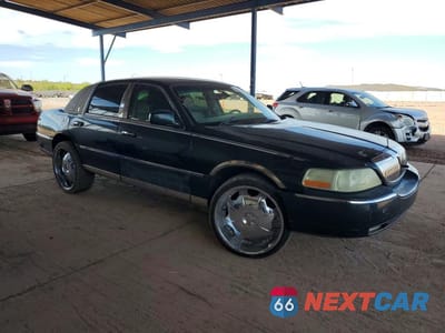 Czwarte zdjęcie samochodu z boku: 2003 LINCOLN TOWN CAR SIGNATURE VIN:1LNHM82W43Y655481 - miniatura