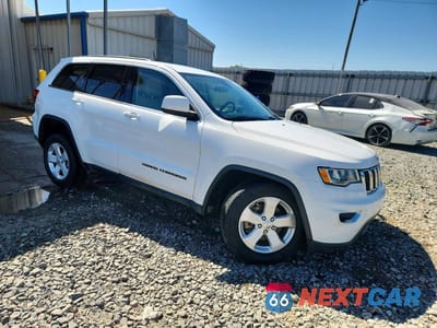 Czwarte zdjęcie samochodu z boku: 2019 JEEP GRAND CHEROKEE LAREDO VIN:1C4RJFAG7KC724756 - miniatura