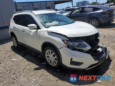 Czwarte zdjęcie samochodu z boku: 2017 NISSAN ROGUE SV VIN:5N1AT2MN6HC799625 - miniatura