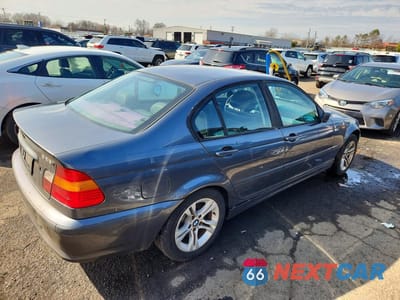 Trzecie zdjęcie samochodu z tyłu: 2002 BMW 325 I VIN:WBAEV334X2KL55592 - miniatura
