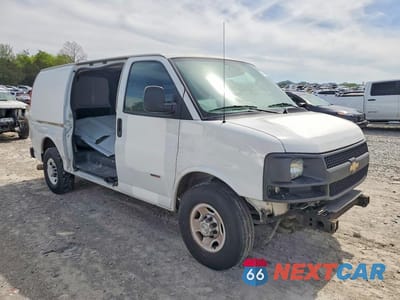 Czwarte zdjęcie samochodu z boku: 2017 CHEV EXPRESS G2500 VIN:1GCWGAF13H1215888 - miniatura