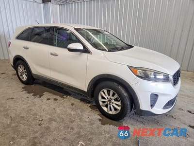 Czwarte zdjęcie samochodu z boku: 2019 KIA SORENTO LX V6 VIN:5XYPG4A59KG512266 - miniatura