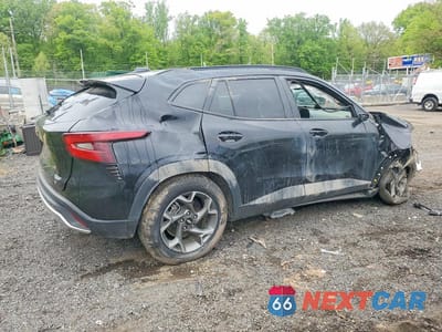 Trzecie zdjęcie samochodu z tyłu: 2025 CHEVROLET TRAX 1LT VIN:KL77LHEP3SC232536 - miniatura