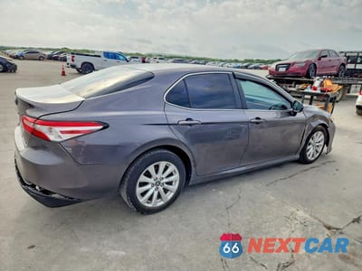 Trzecie zdjęcie samochodu z tyłu: 2018 TOYOTA CAMRY LE VIN:4T1B11HK1JU613848 - miniatura