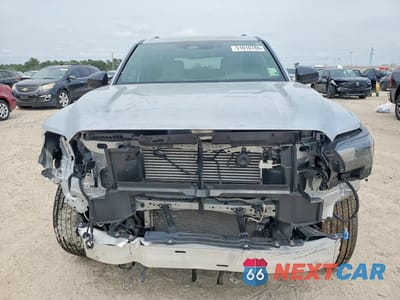 Piąte zdjęcie samochodu w środku: 2025 TOYOTA 4RUNNER SR5 VIN:JTEVA5AR9S5006975 - miniatura