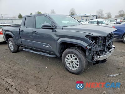 Czwarte zdjęcie samochodu z boku: 2025 TOYOTA TACOMA SR5 VIN:3TMLB5JN0SM196259 - miniatura