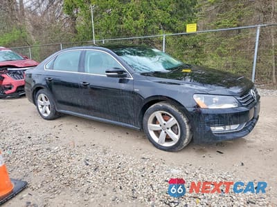 Czwarte zdjęcie samochodu z boku: 2015 VOLKSWAGEN PASSAT S VIN:1VWAS7A33FC116328 - miniatura