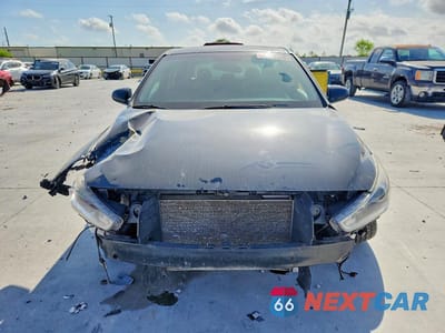 Piąte zdjęcie samochodu w środku: 2018 HYUNDAI ELANTRA GT BASE VIN:KMHH35LE2JU070703 - miniatura