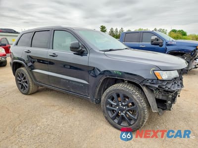 Czwarte zdjęcie samochodu z boku: 2017 JEEP GRAND CHEROKEE LAREDO VIN:1C4RJFAG1HC905960 - miniatura
