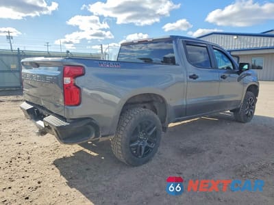 Trzecie zdjęcie samochodu z tyłu: 2021 CHEVROLET SILVERADO K1500 TRAIL BOSS CUSTOM VIN:3GCPYCEF2MG131745 - miniatura