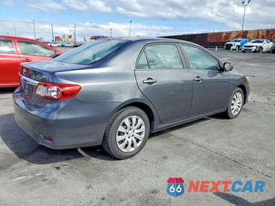 Trzecie zdjęcie samochodu z tyłu: 2013 TOYOTA COROLLA LE VIN:2T1BU4EE7DC952952 - miniatura