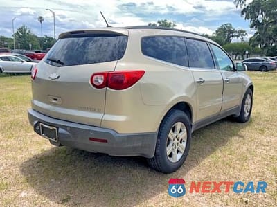 Czwarte zdjęcie samochodu z boku: 2011 CHEVROLET TRAVERSE LT VIN:1GNKRGED4BJ137479 - miniatura